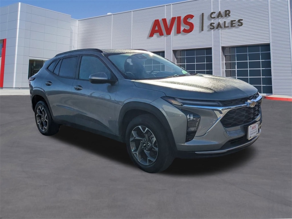 Thumbnail: 2025 Chevrolet Trax - 3