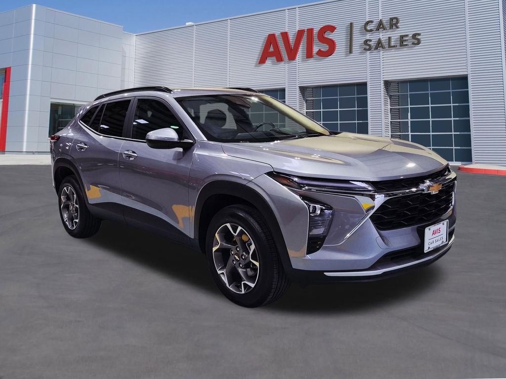 Thumbnail: 2025 Chevrolet Trax - 3