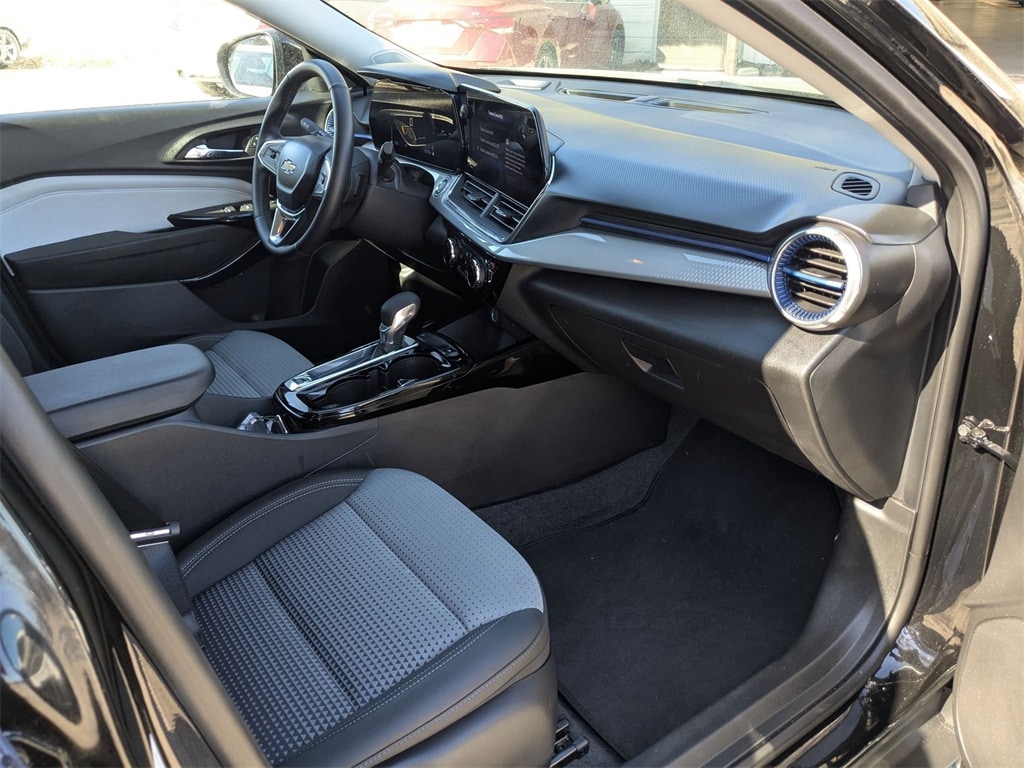 Thumbnail: 2025 Chevrolet Trax - 31