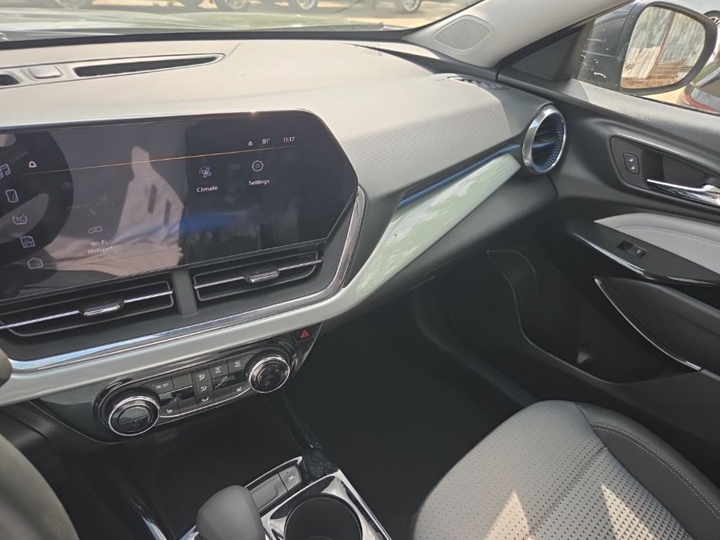 Thumbnail: 2025 Chevrolet Trax - 3