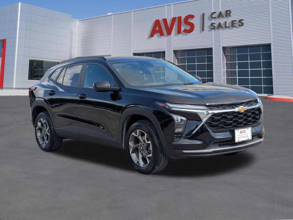 Thumbnail: 2025 Chevrolet Trax - 3