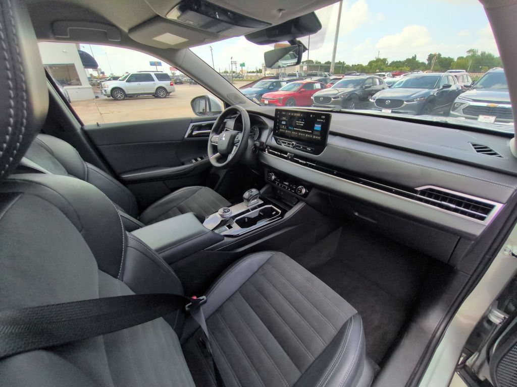 Thumbnail: 2025 Mitsubishi Outlander - 32