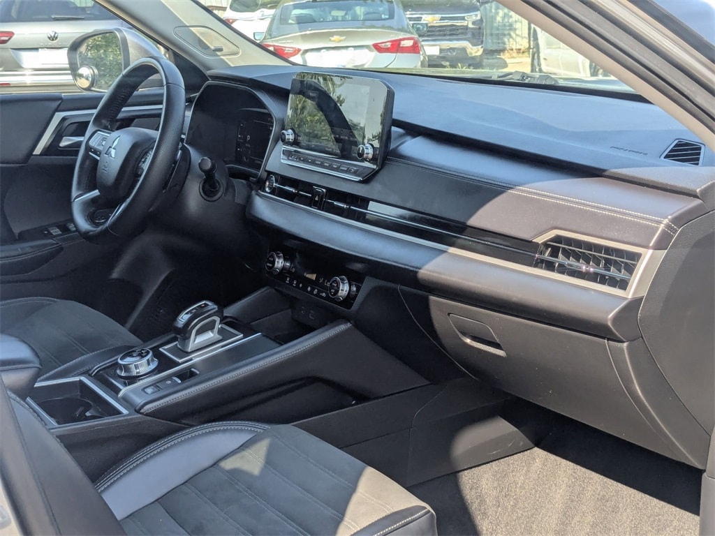 Thumbnail: 2024 Mitsubishi Outlander - 35