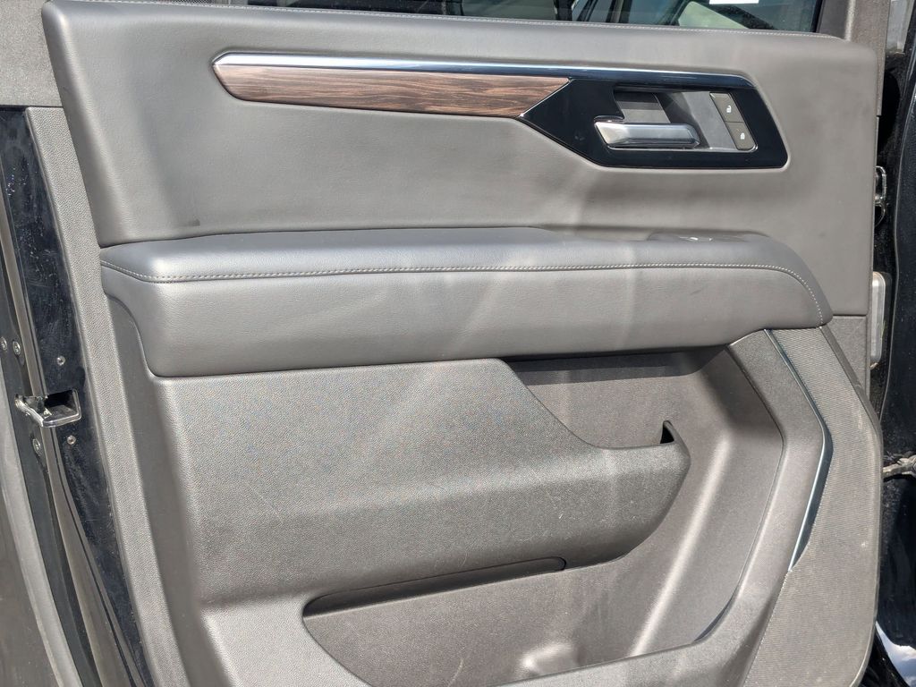 Thumbnail: 2025 Chevrolet Suburban - 21