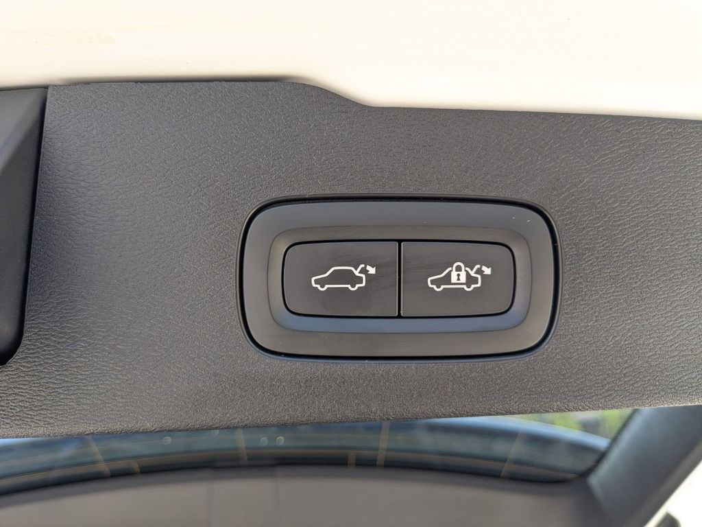 Thumbnail: 2025 Volvo S60 - 29