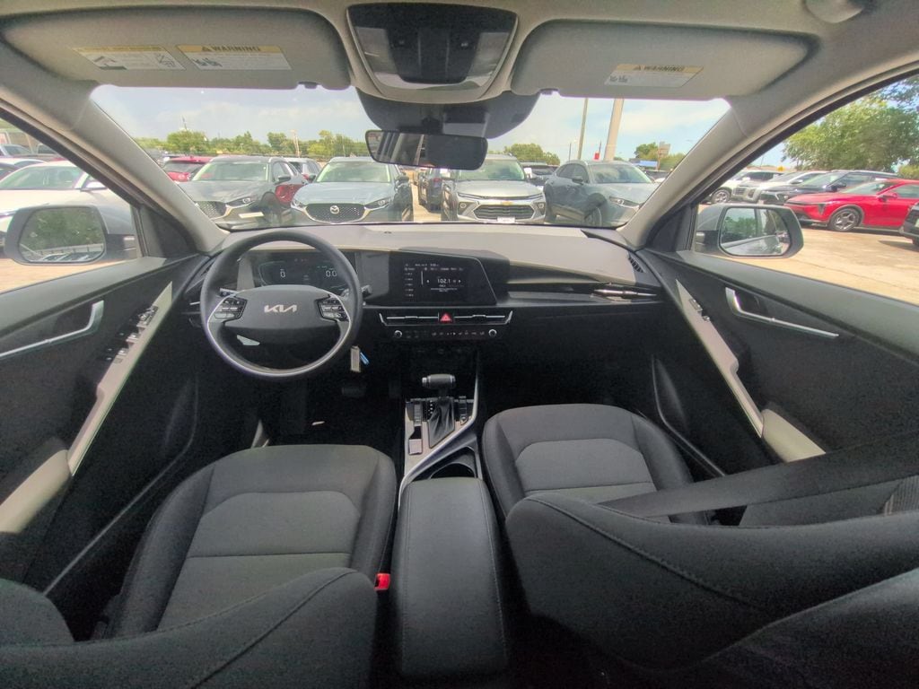 Thumbnail: 2025 Kia Niro - 24