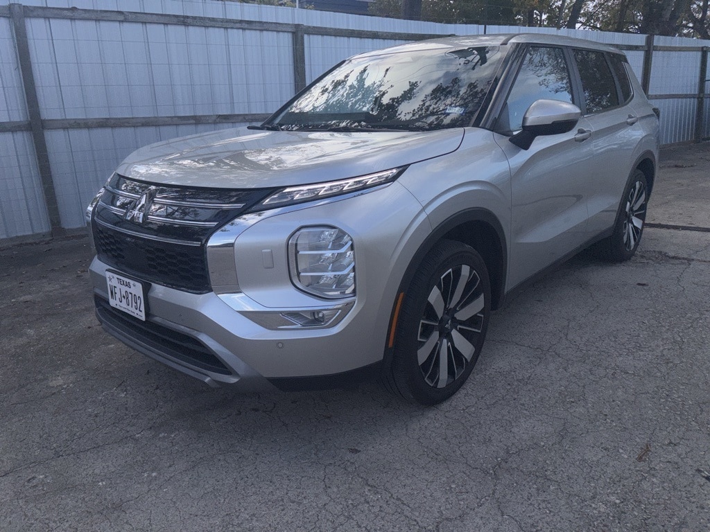 2025 Mitsubishi Outlander SE's photo