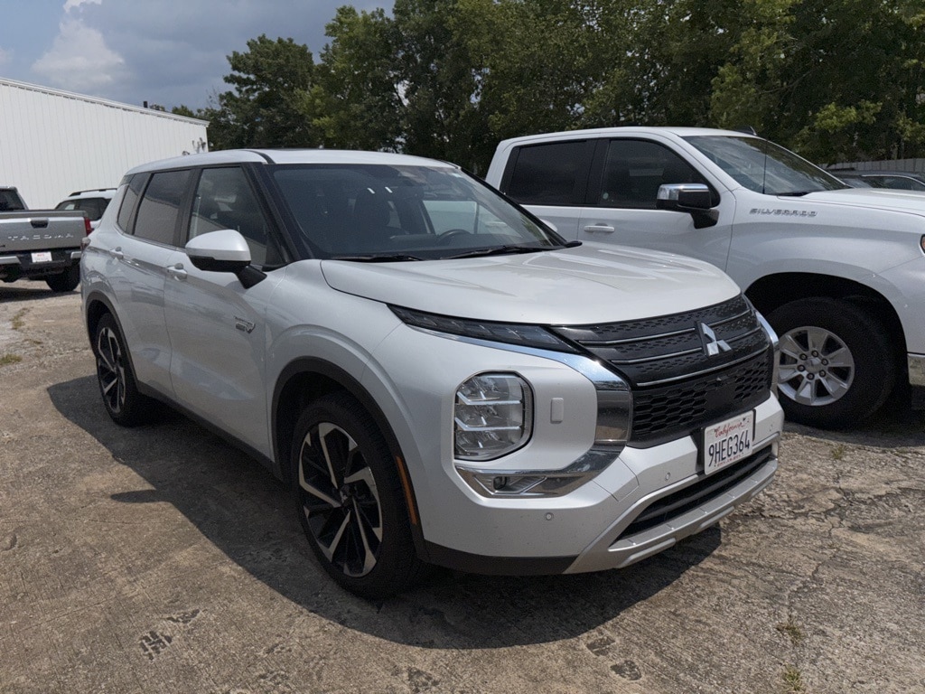 Thumbnail: 2023 Mitsubishi Outlander - 3