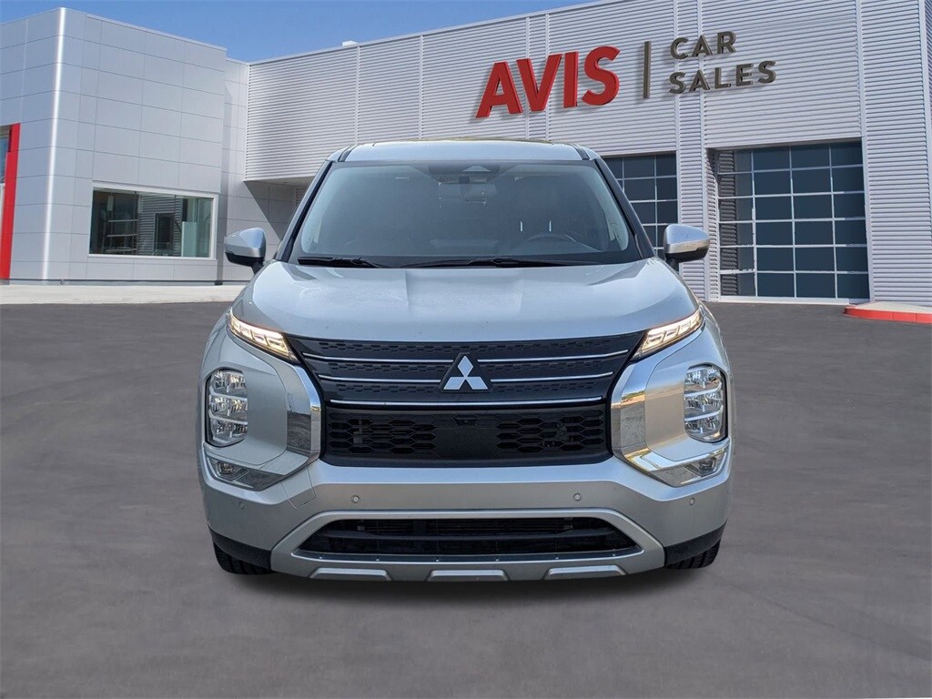 2024 Mitsubishi Outlander SE photo 2