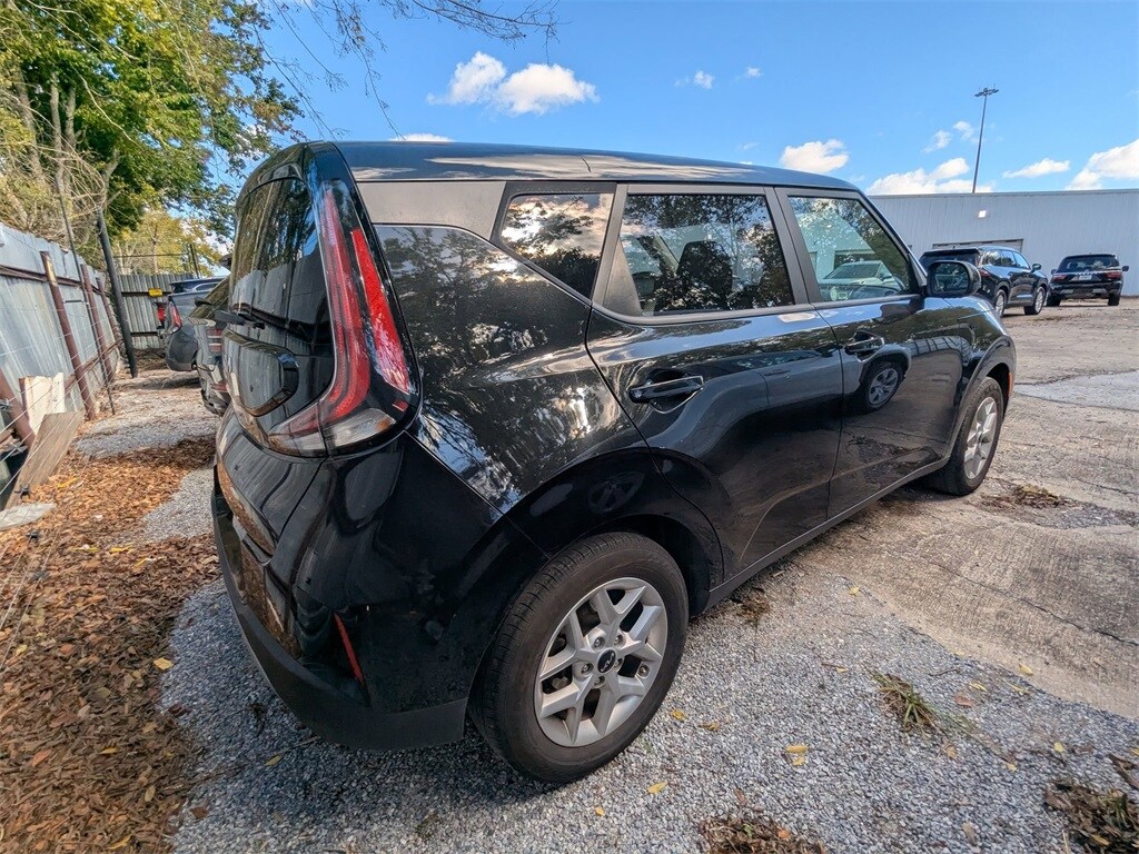 2024 Kia Soul LX photo 2