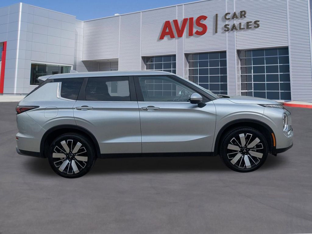 Thumbnail: 2025 Mitsubishi Outlander - 5