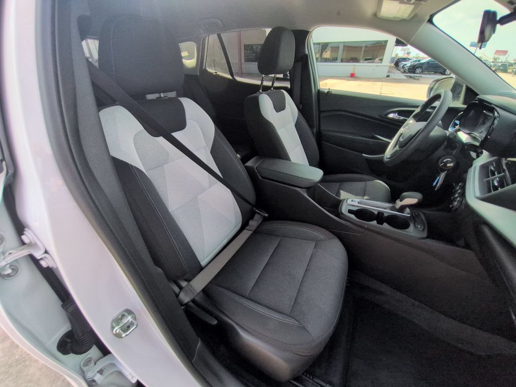 Thumbnail: 2025 Chevrolet Trax - 30
