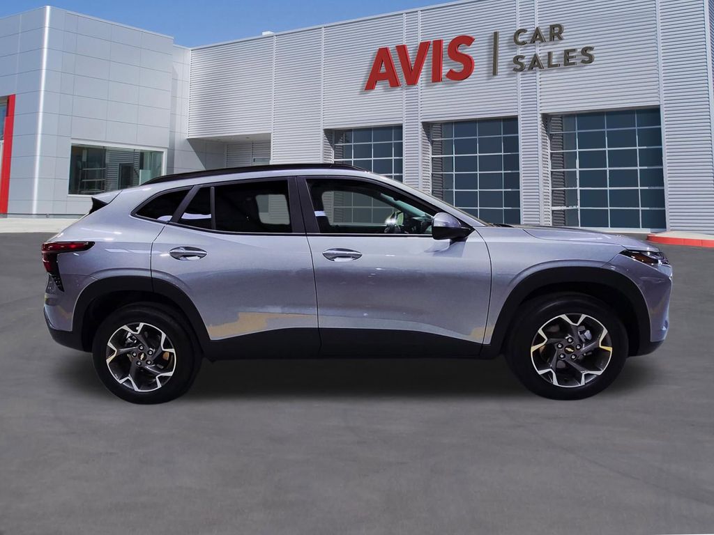 Thumbnail: 2025 Chevrolet Trax - 5