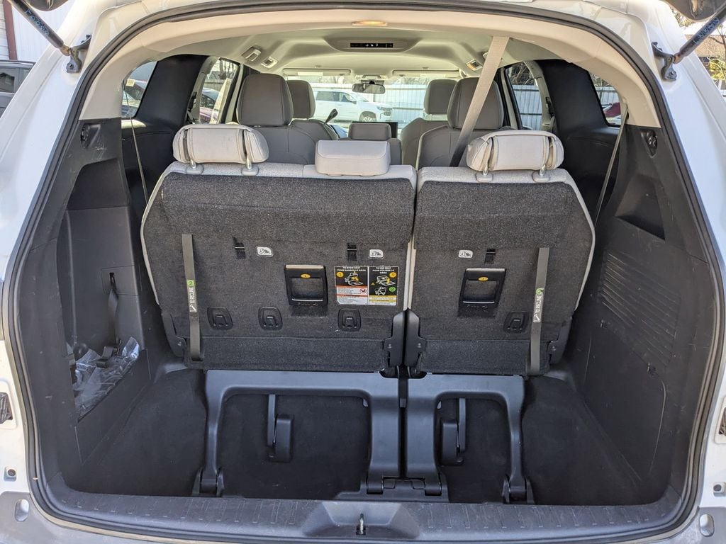 Thumbnail: 2025 Toyota Sienna - 27