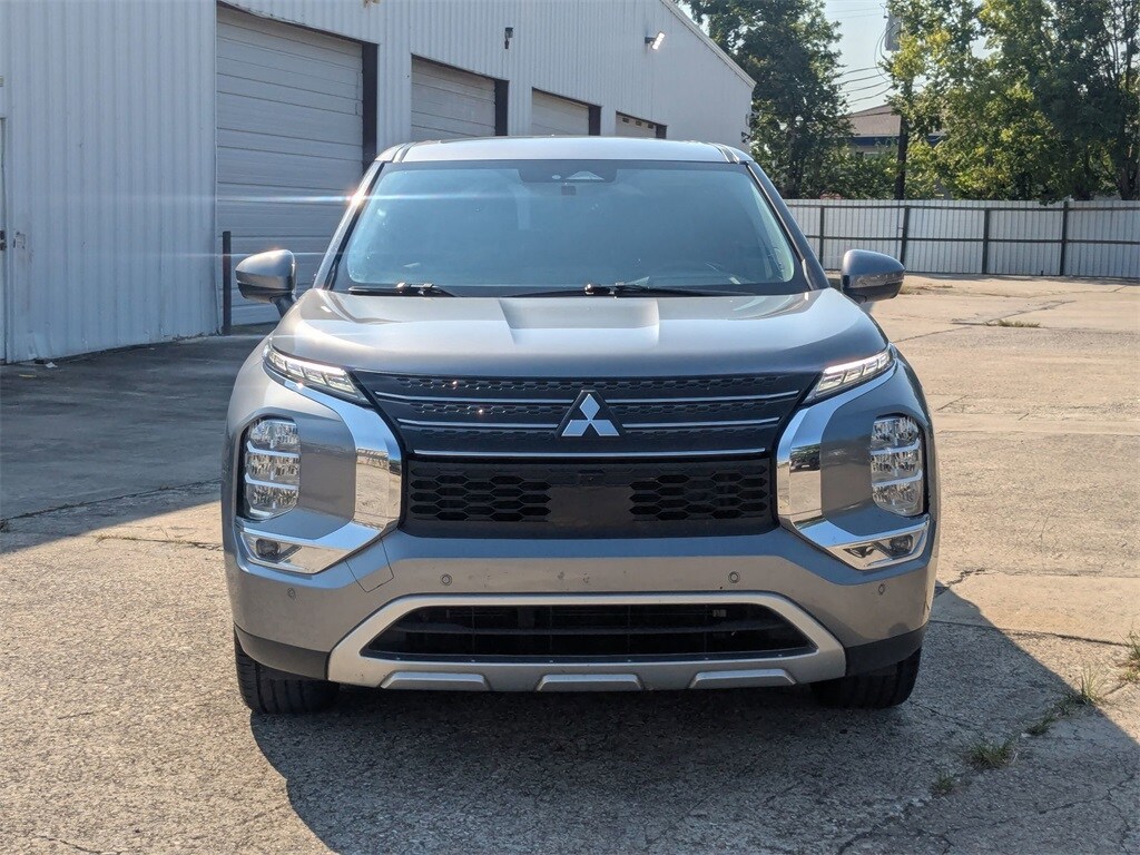2024 Mitsubishi Outlander SE photo 2