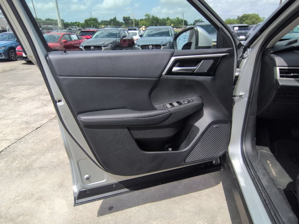 Thumbnail: 2025 Mitsubishi Outlander - 11