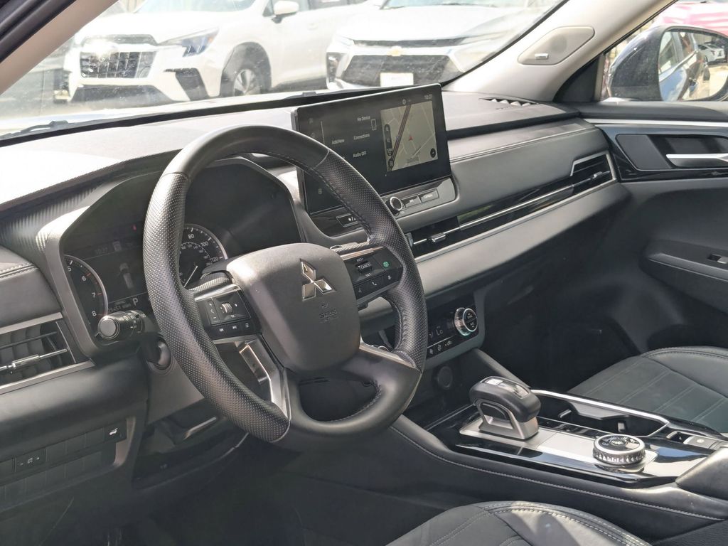 Thumbnail: 2025 Mitsubishi Outlander - 14