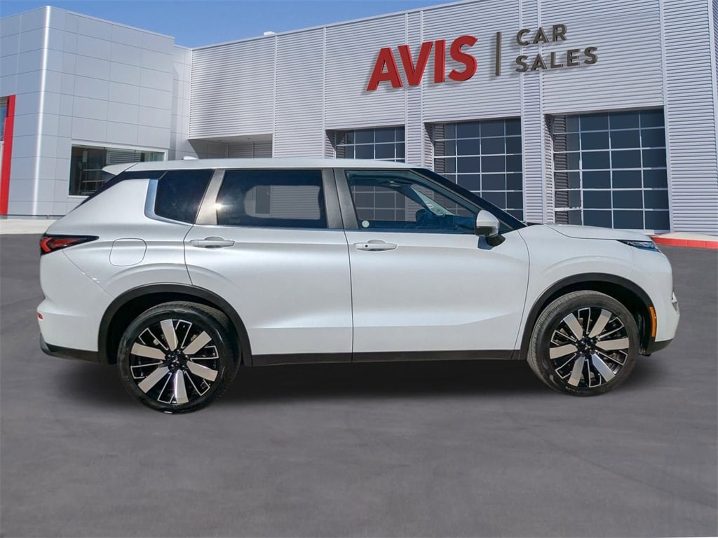 Thumbnail: 2025 Mitsubishi Outlander - 5