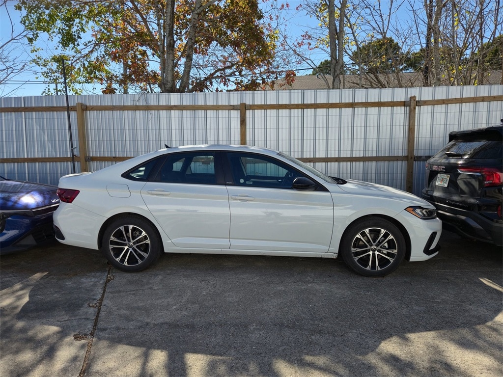 Thumbnail: 2025 Volkswagen Jetta - 3