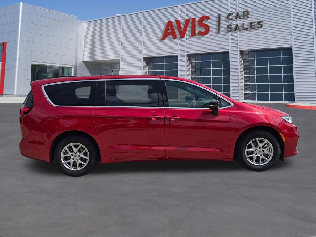 Thumbnail: 2025 Chrysler Pacifica - 5