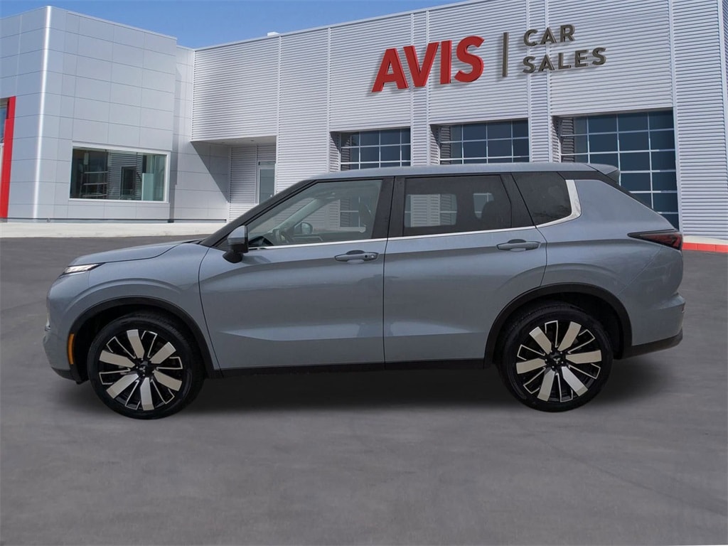 Thumbnail: 2025 Mitsubishi Outlander - 10