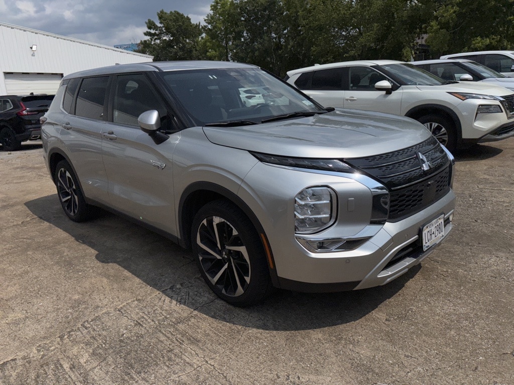 Thumbnail: 2023 Mitsubishi Outlander - 3