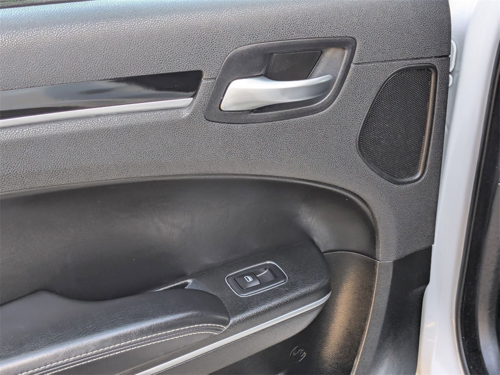 Thumbnail: 2023 Chrysler 300 - 28