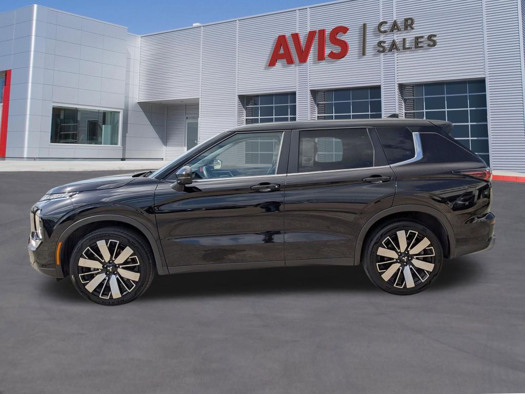 Thumbnail: 2025 Mitsubishi Outlander - 10