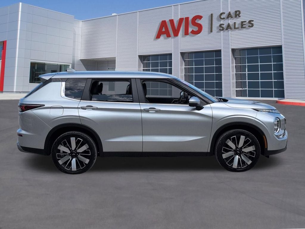 Thumbnail: 2025 Mitsubishi Outlander - 5