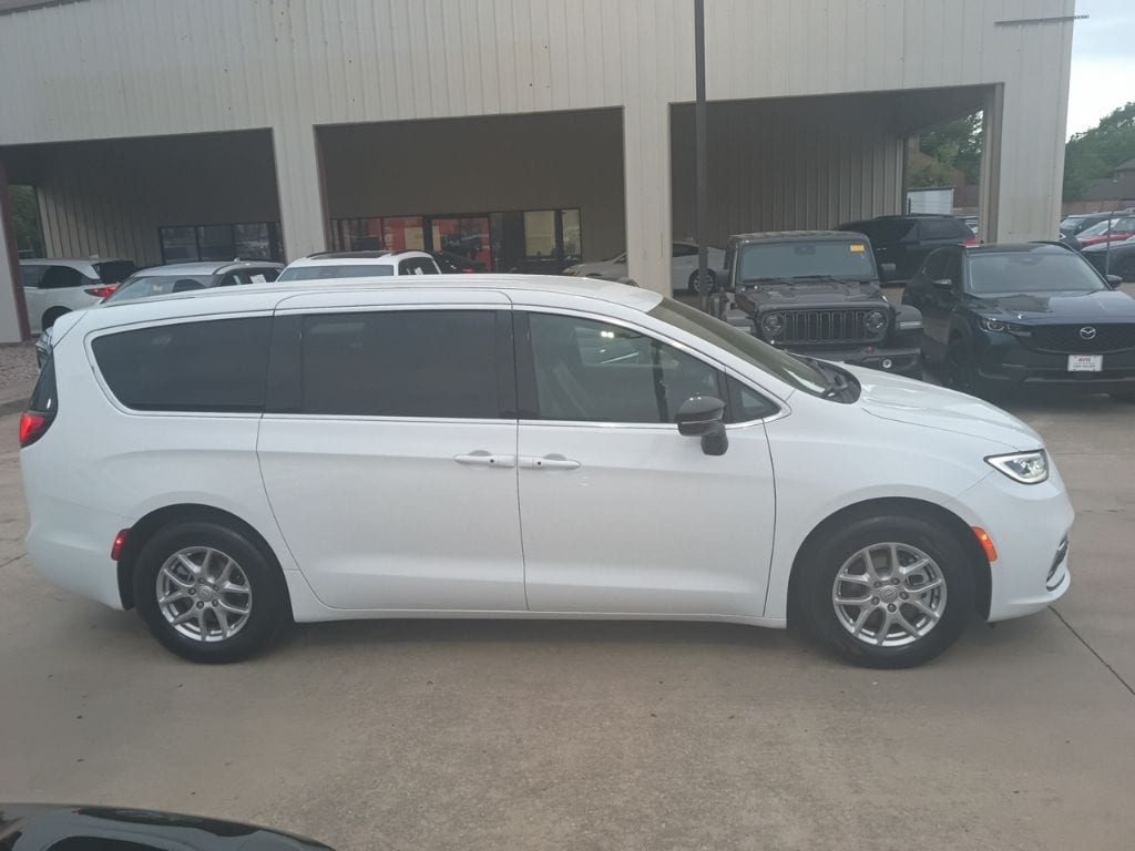 Thumbnail: 2025 Chrysler Pacifica - 7