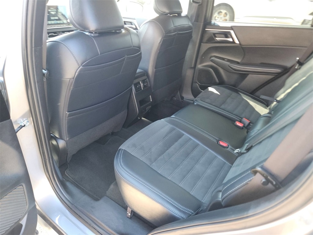 Thumbnail: 2024 Mitsubishi Outlander - 25