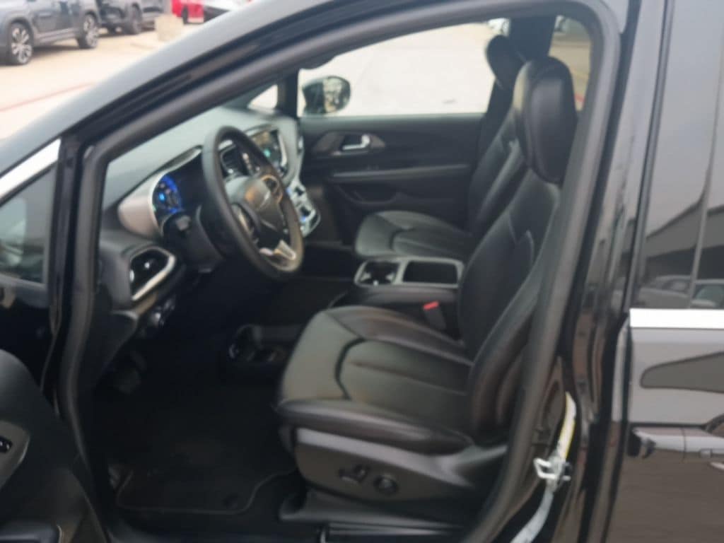 Thumbnail: 2025 Chrysler Pacifica - 4