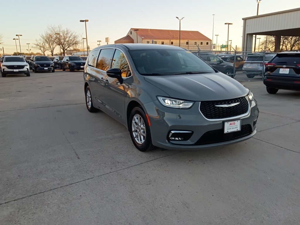 Thumbnail: 2025 Chrysler Pacifica - 6