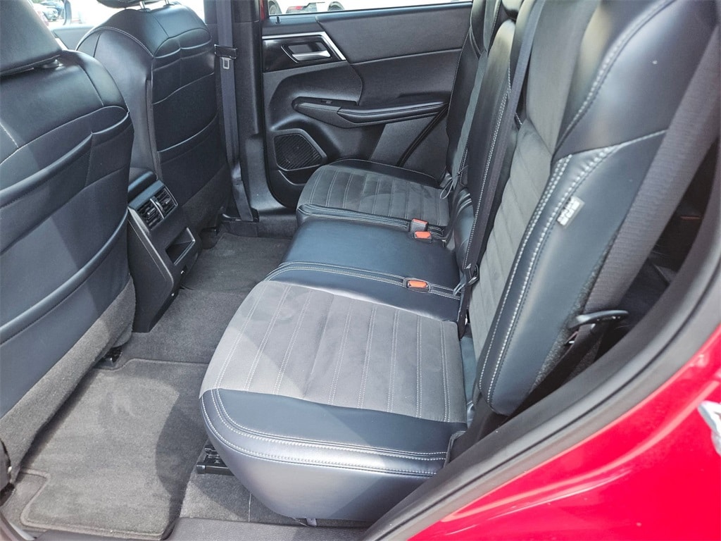 Thumbnail: 2024 Mitsubishi Outlander - 25