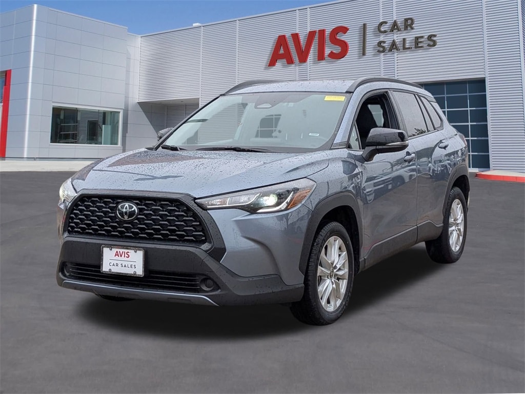 2025 Toyota Corolla Cross LE's photo