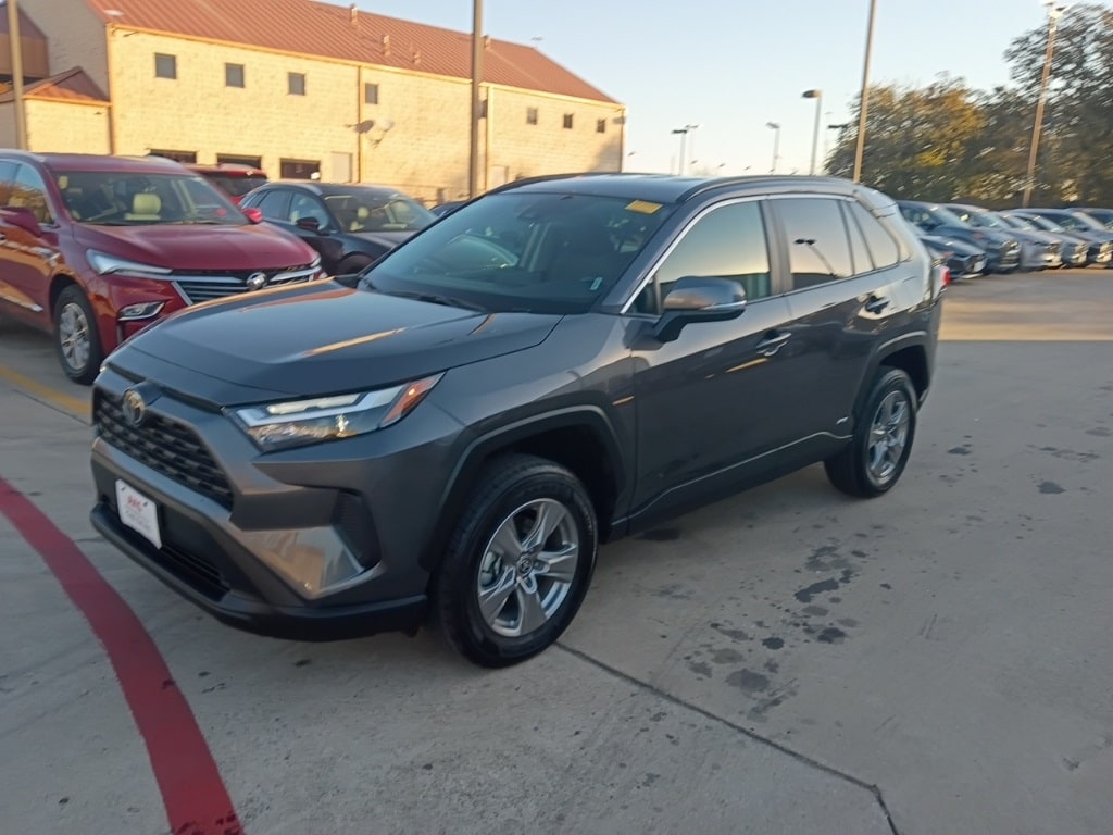 2025 Toyota RAV4 XLE's photo