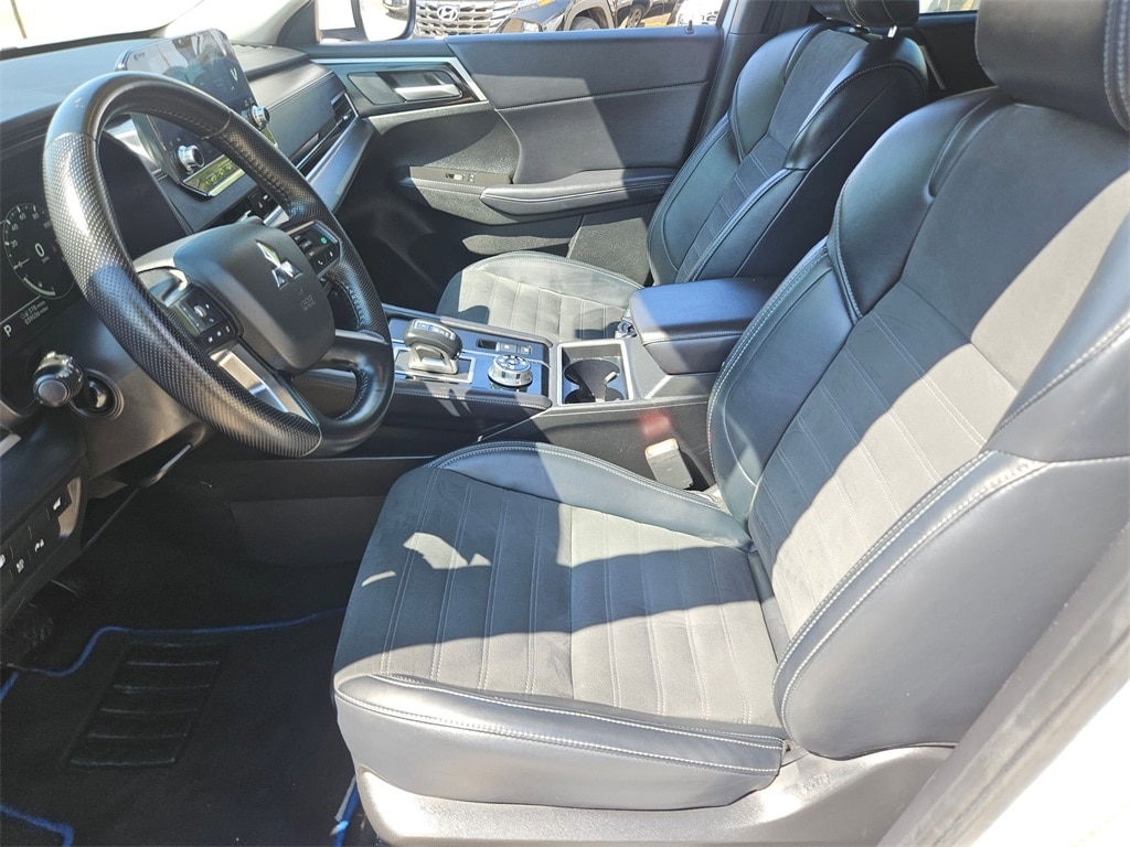 Thumbnail: 2023 Mitsubishi Outlander - 14