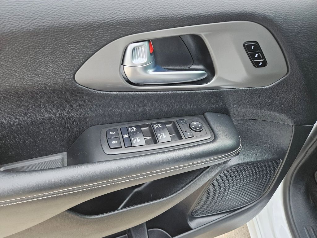 Thumbnail: 2025 Chrysler Pacifica - 14