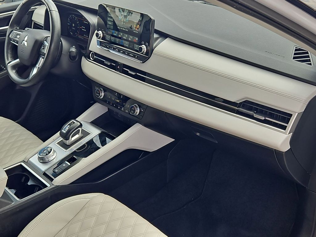 Thumbnail: 2024 Mitsubishi Outlander - 33