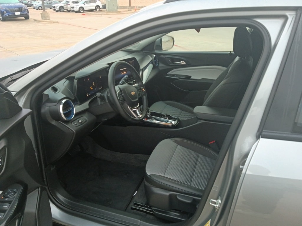 Thumbnail: 2025 Chevrolet Trax - 3