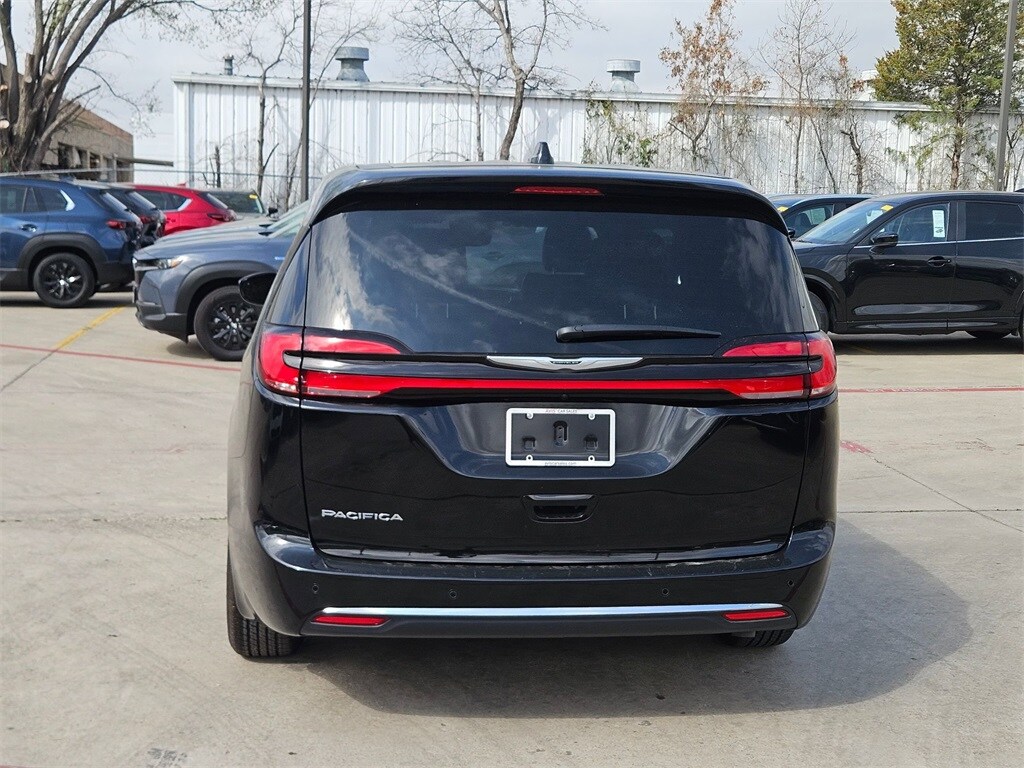 Thumbnail: 2025 Chrysler Pacifica - 4