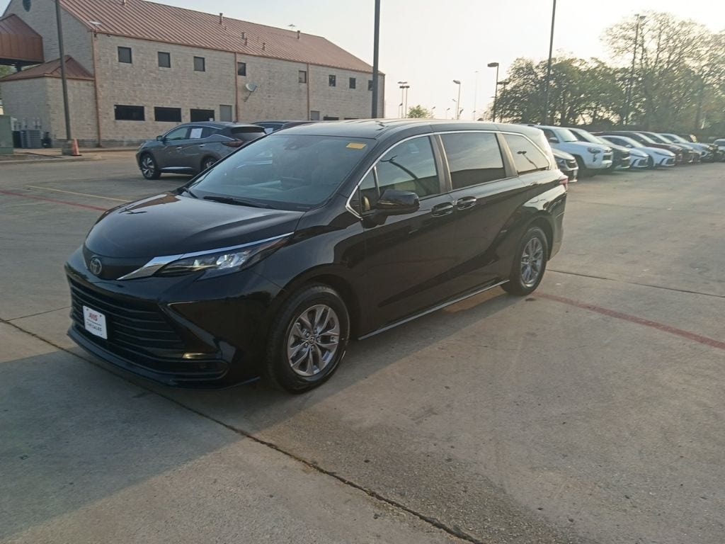 Thumbnail: 2025 Toyota Sienna - 1