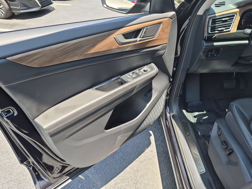 2025 Volkswagen Atlas SE w/Tech - Photo 11