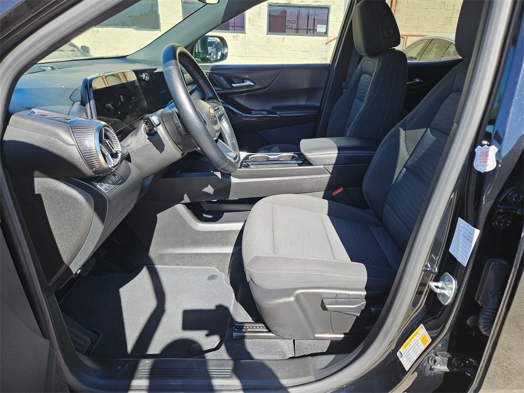 2025 Chevrolet Equinox LT photo 3