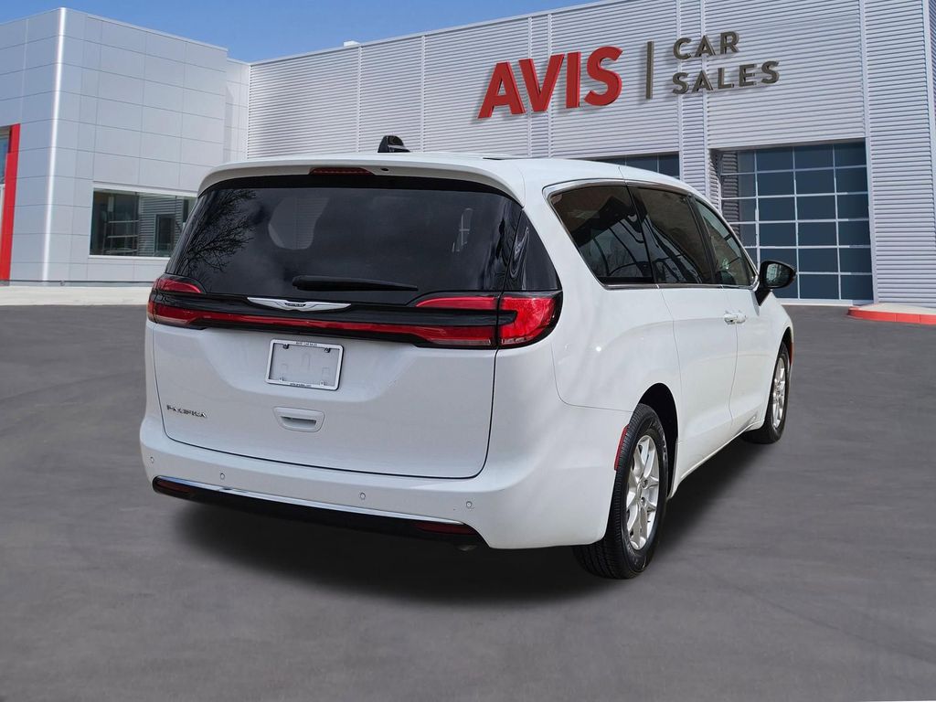 Thumbnail: 2025 Chrysler Pacifica - 6