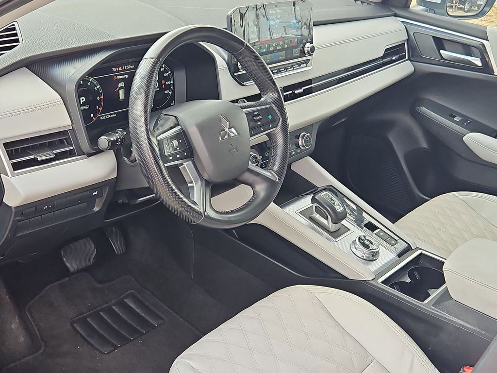 Thumbnail: 2024 Mitsubishi Outlander - 15