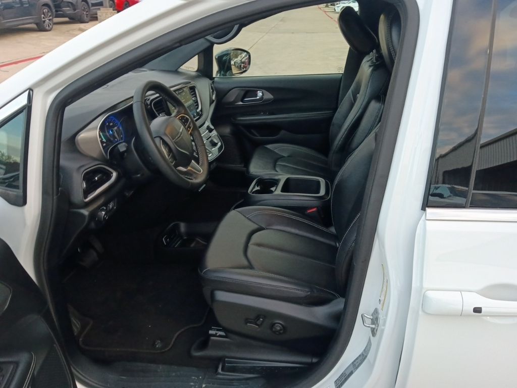 Thumbnail: 2025 Chrysler Pacifica - 3