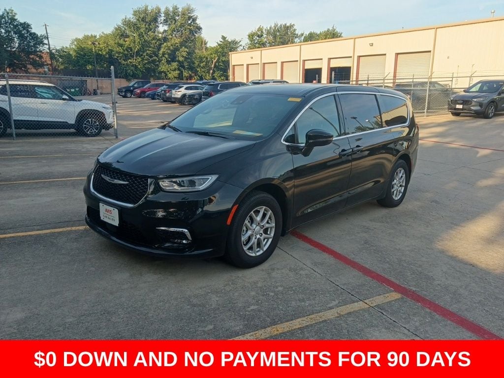 2025 Chrysler Pacifica Select's photo