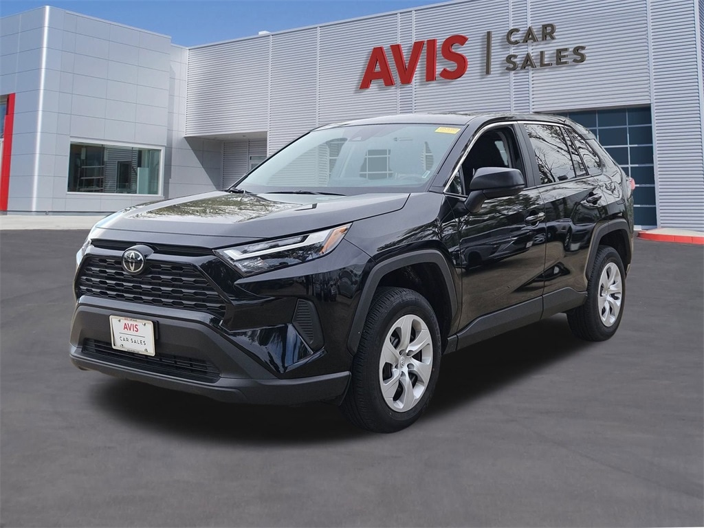 2025 Toyota RAV4 LE's photo