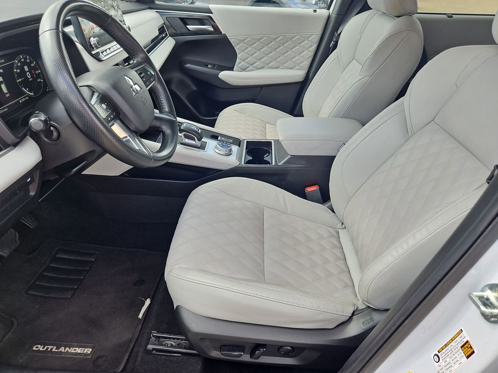 Thumbnail: 2024 Mitsubishi Outlander - 25